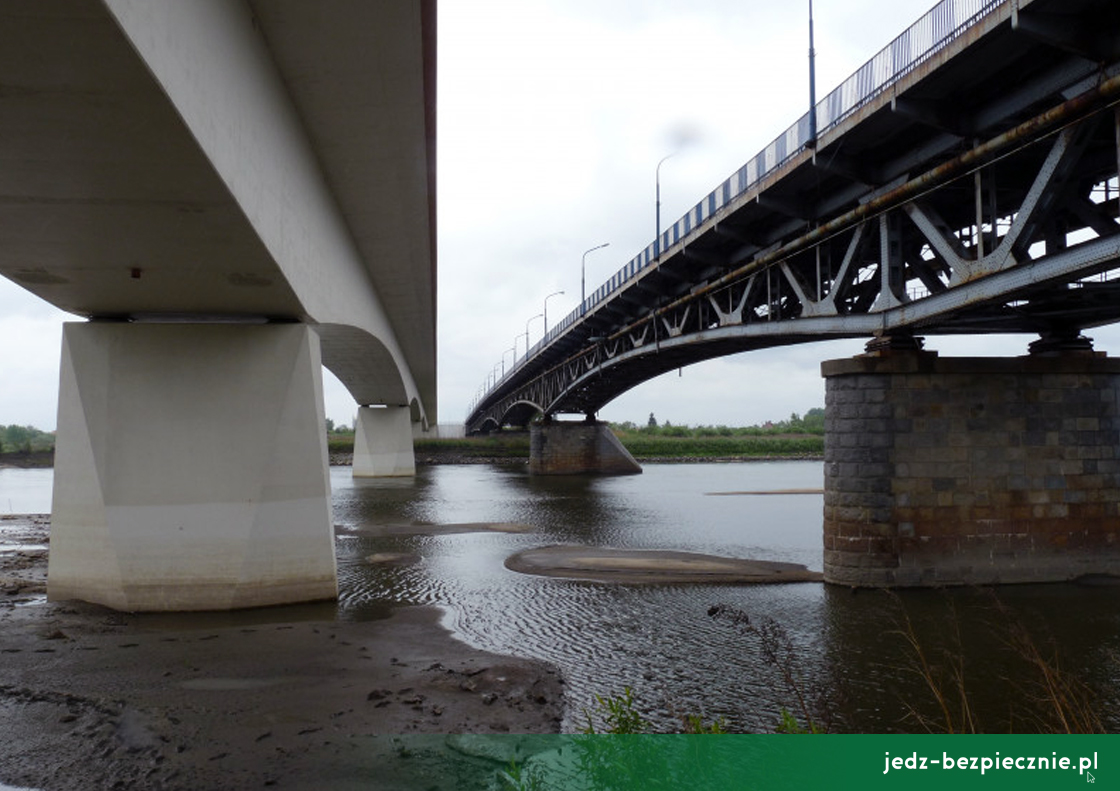 Polskie drogi - gruntowna przebudowa starego mostu nad Wisłą w Sandomierzu, DK77
